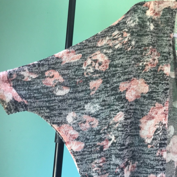 Rue 21 shawl - Picture 8 of 8